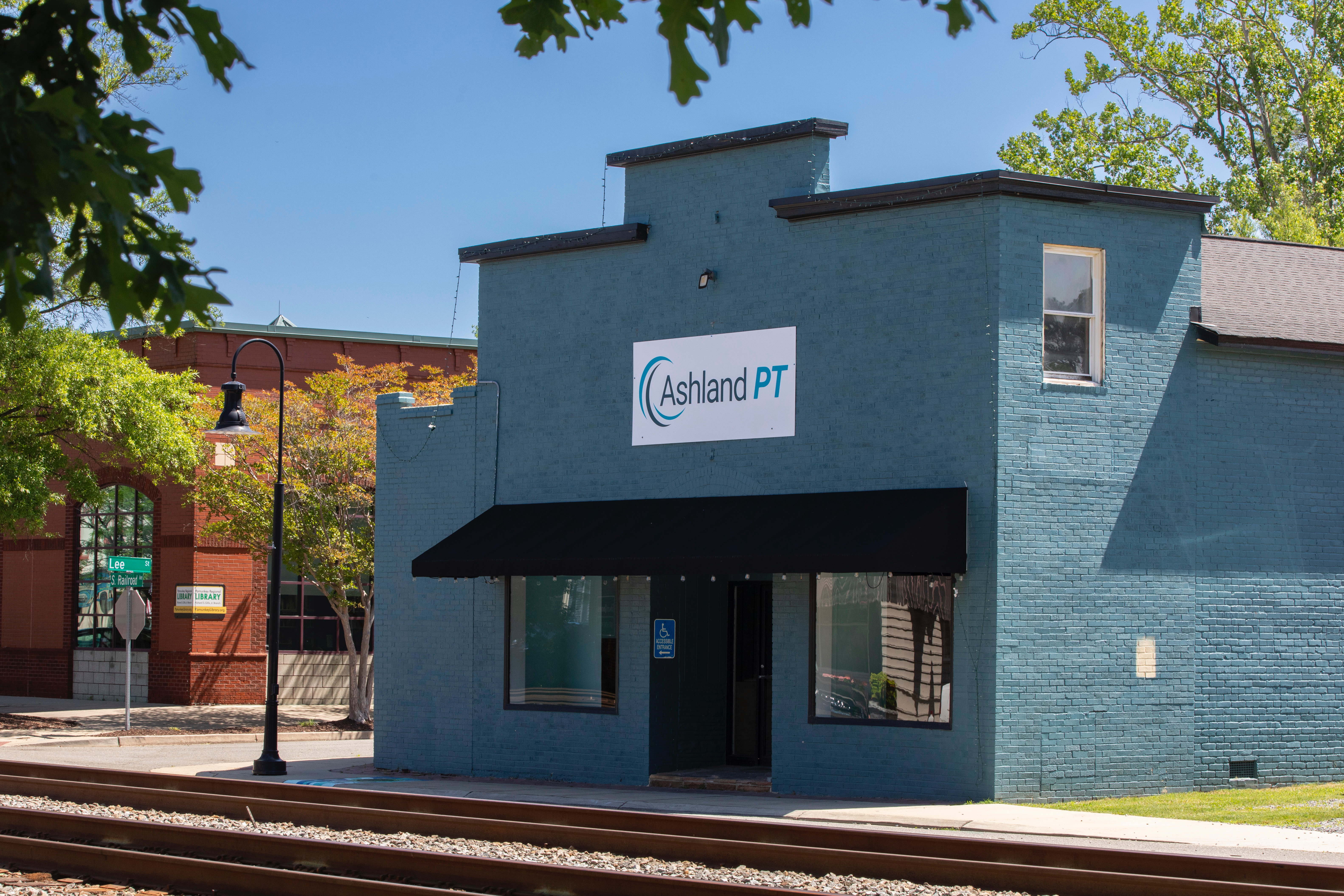 A photo of the Ashland PT building with a view of the parking lot and front.